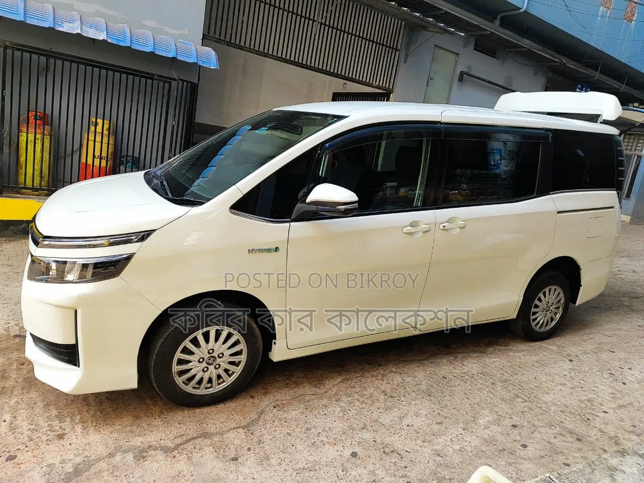 Toyota Voxy Hybrid 2016