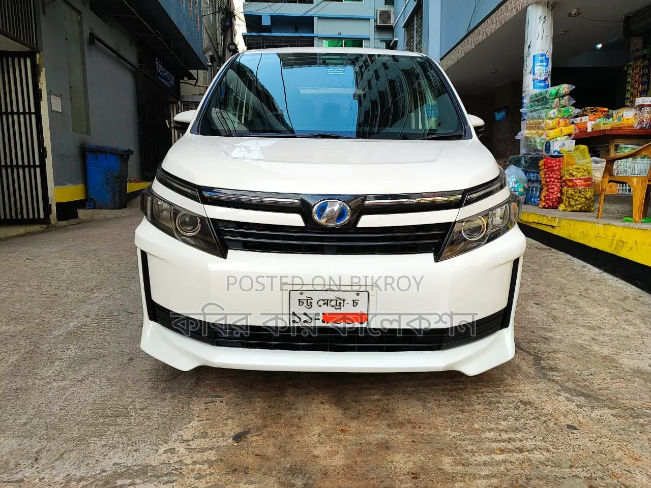Toyota Voxy Hybrid 2016