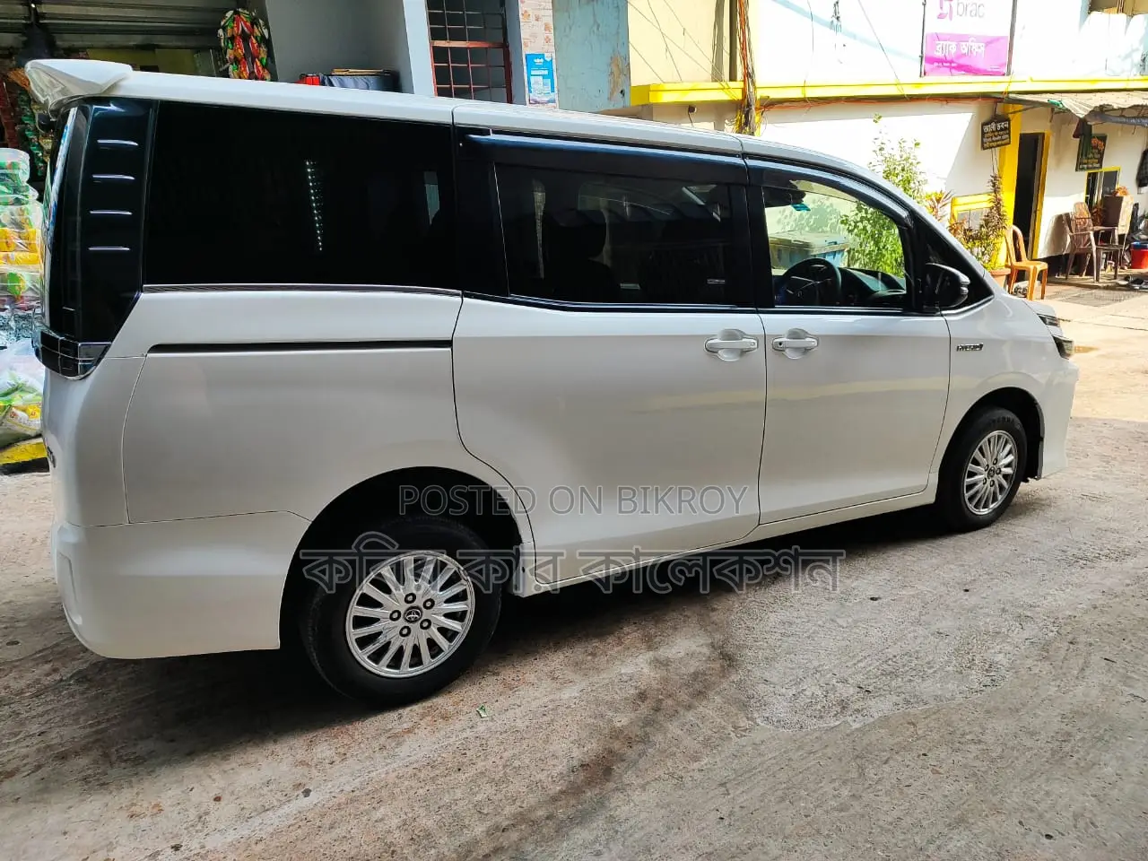 Toyota Voxy Hybrid 2016