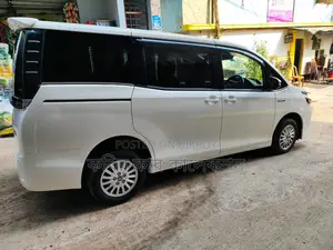 Toyota Voxy Hybrid 2016