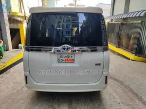 Toyota Voxy Hybrid 2016