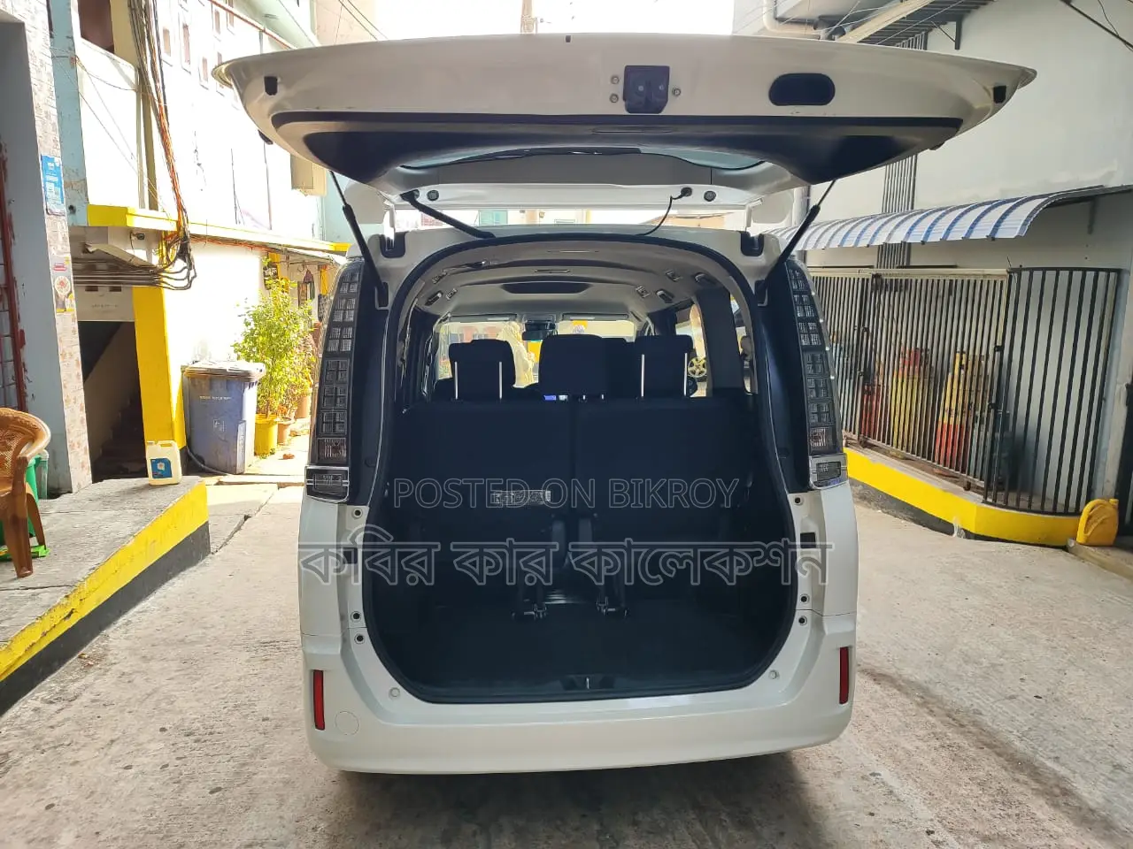 Toyota Voxy Hybrid 2016
