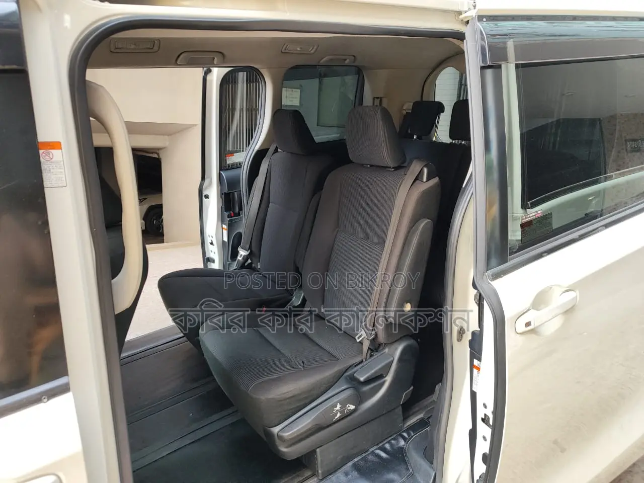 Toyota Voxy Hybrid 2016