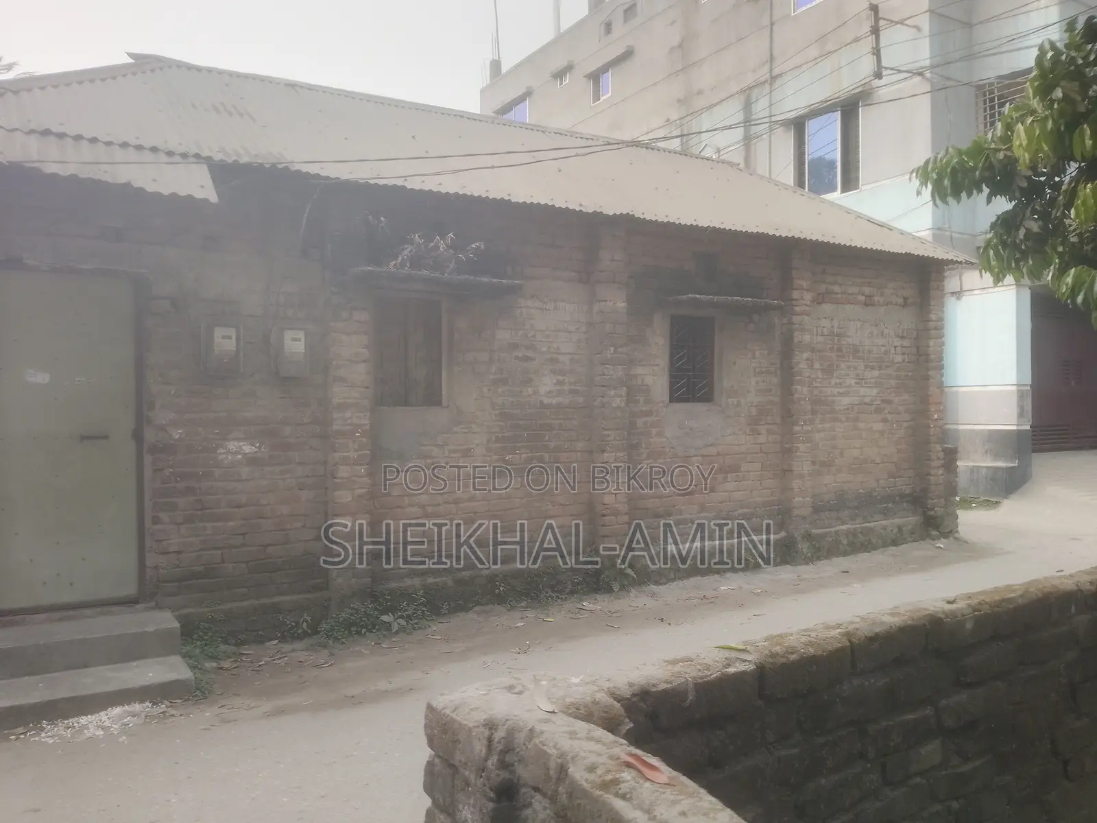 শহরের প্রাণকেন্দ্রে মেইন রোড সংলগ্ন ৪ শতক জমি ও বাড়িসহ বিক্রয়!