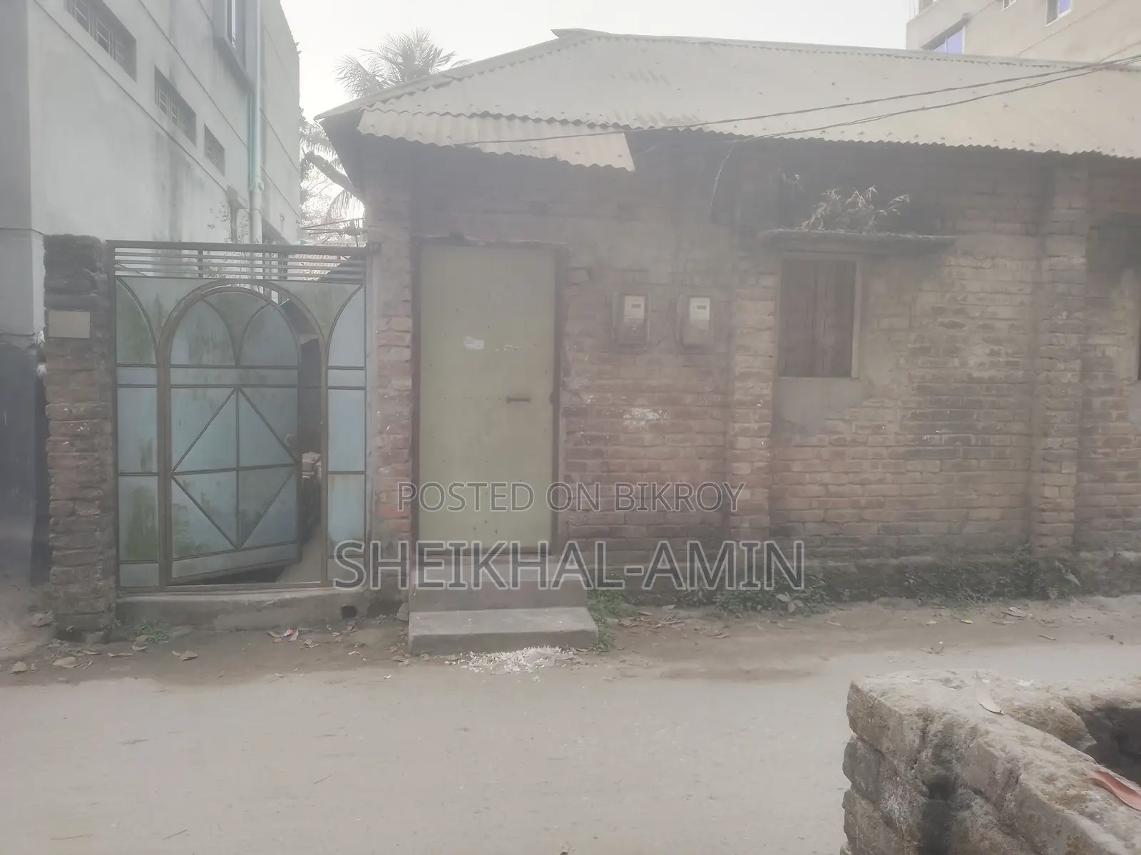 শহরের প্রাণকেন্দ্রে মেইন রোড সংলগ্ন ৪ শতক জমি ও বাড়িসহ বিক্রয়!