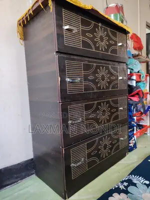 আলমারি এবং টেবিল