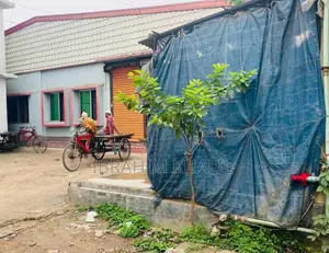 জমি এবং জমিতে ইন্ডাস্ট্রিয়াল শেড করা আছে