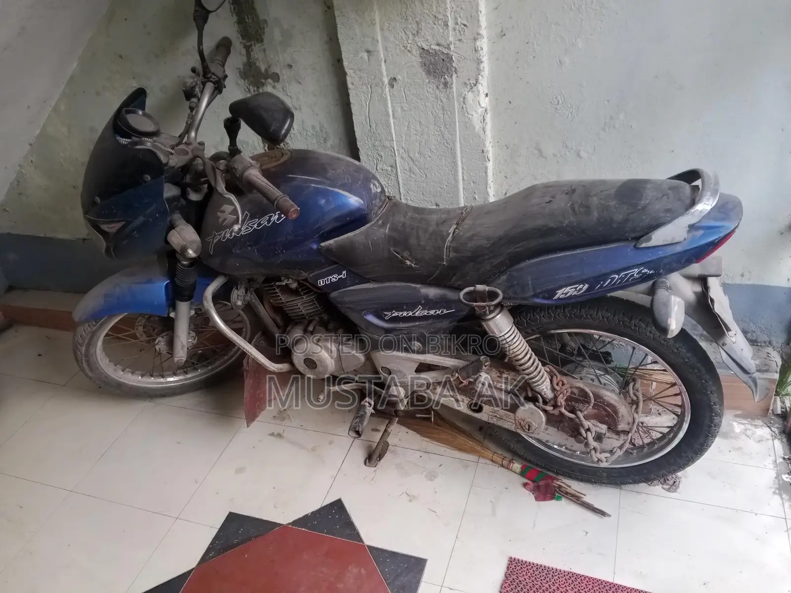 Bajaj Pulsar 150 . 2004