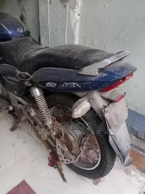 Bajaj Pulsar 150 . 2004