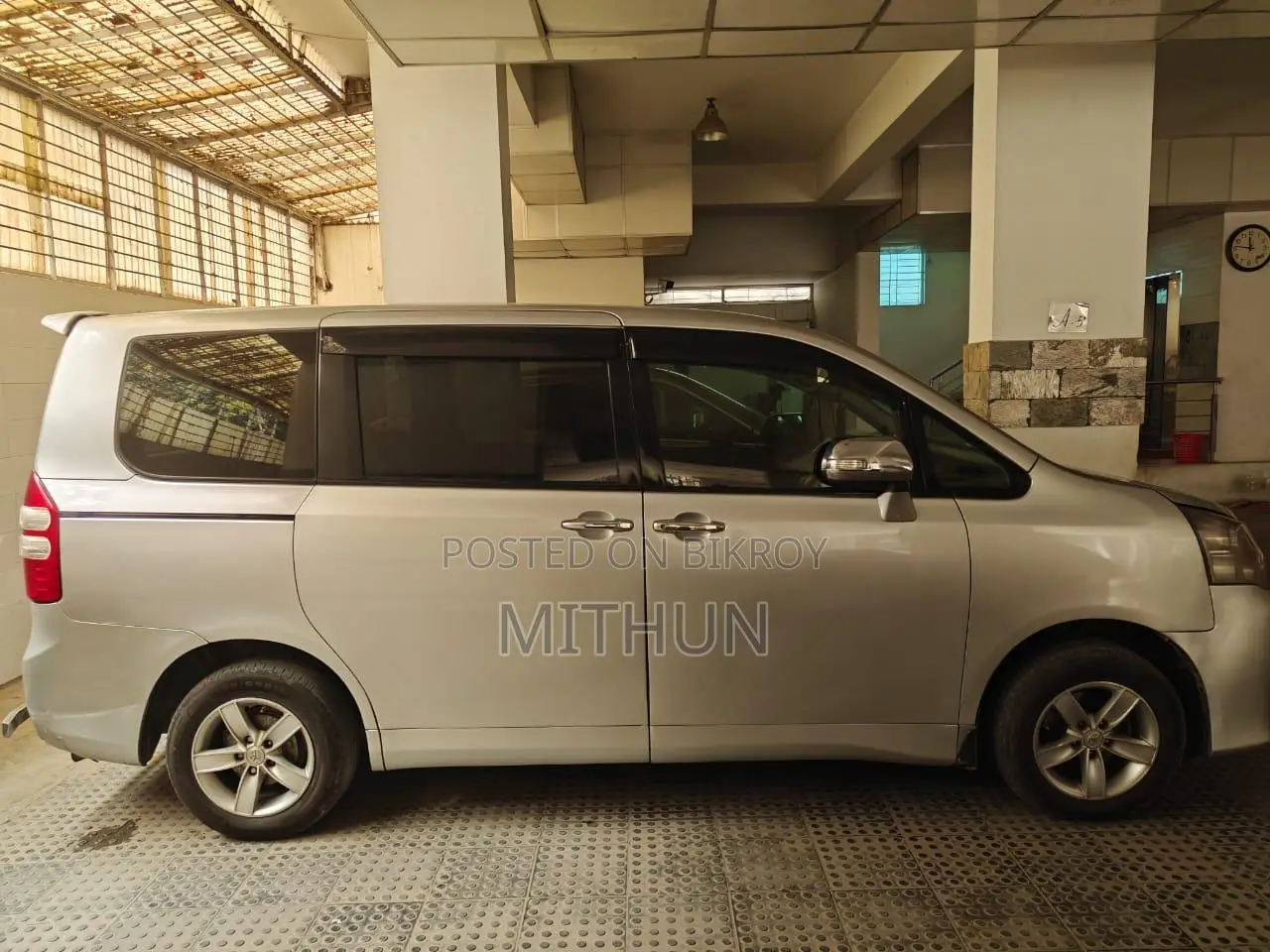 Toyota Noah 2011