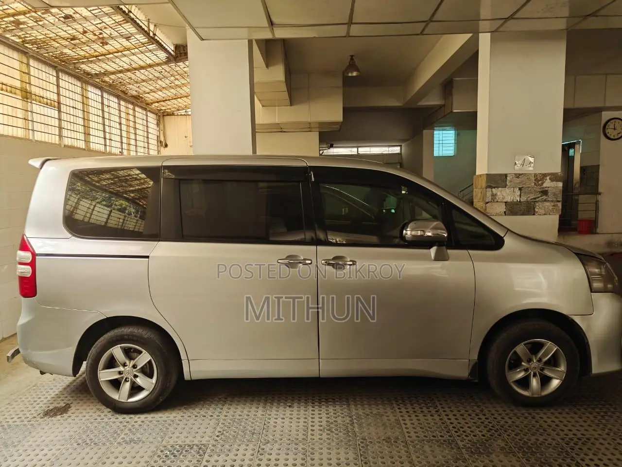 Toyota Noah 2011