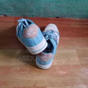 স্নিকার্স বিক্রয় হবে
