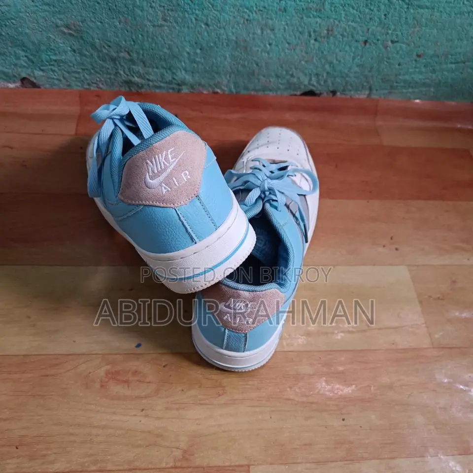 স্নিকার্স বিক্রয় হবে