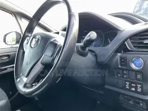 Toyota Voxy hybrid 2021