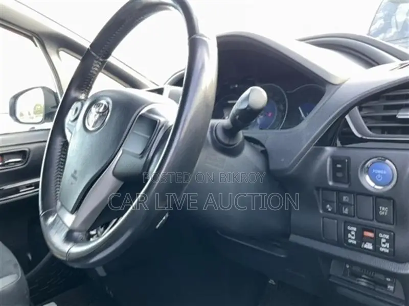 Toyota Voxy hybrid 2021
