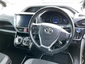 Toyota Voxy hybrid 2021