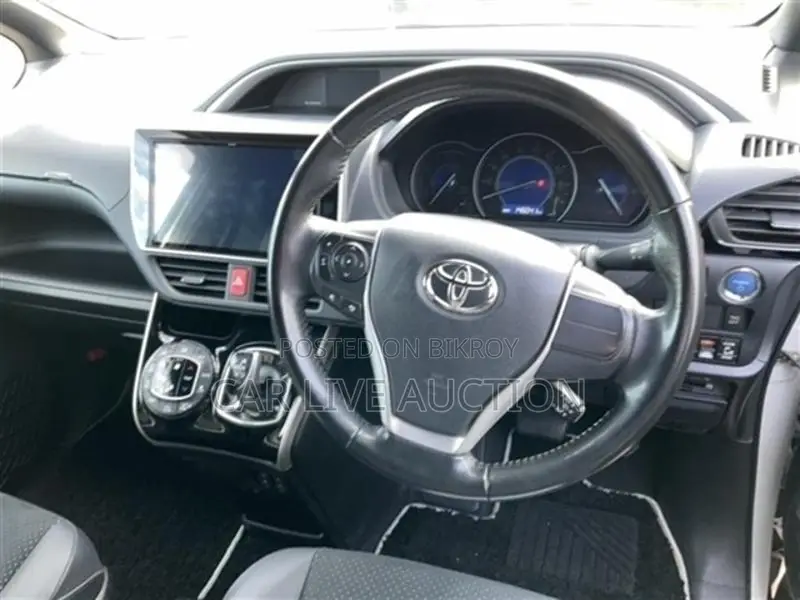 Toyota Voxy hybrid 2021