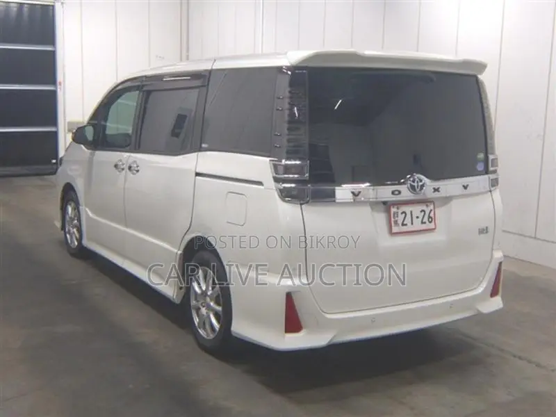 Toyota Voxy hybrid 2021