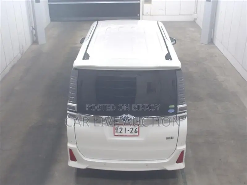 Toyota Voxy hybrid 2021