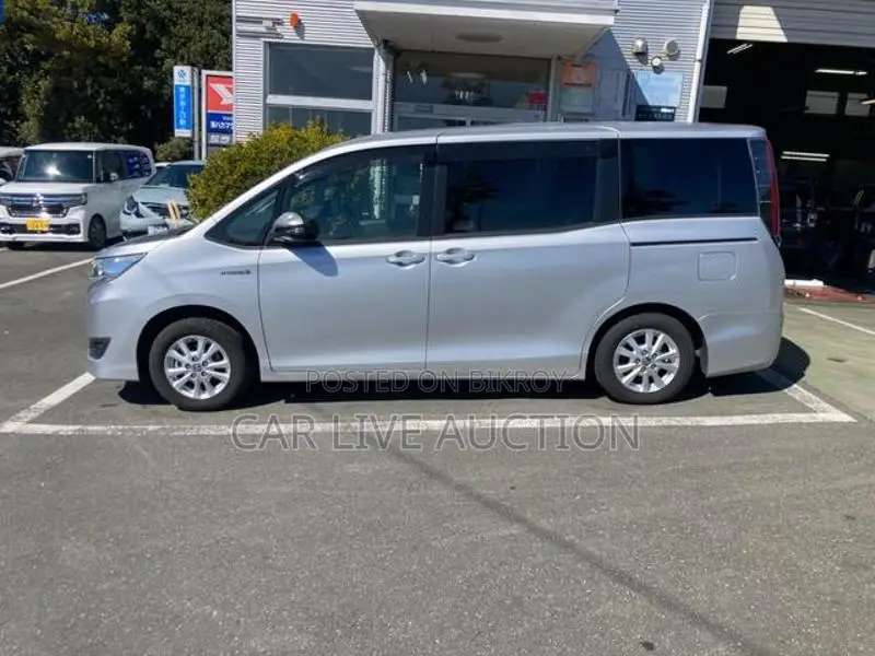 Toyota Noah Hybrid X Package 2020