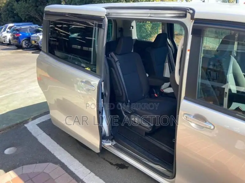 Toyota Noah Hybrid X Package 2020