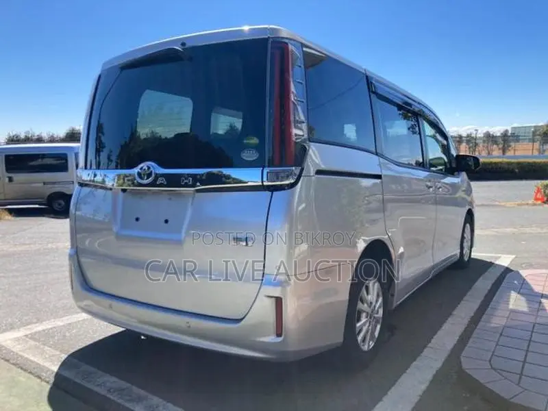 Toyota Noah Hybrid X Package 2020