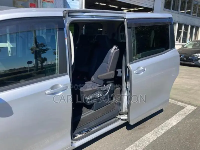 Toyota Noah Hybrid X Package 2020