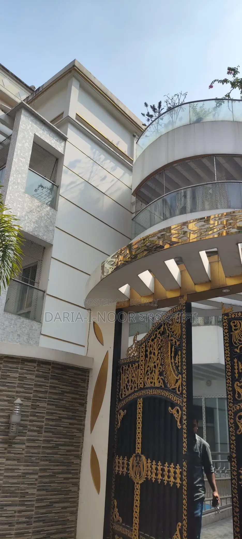 বসুন্ধরা G ব্লকে পাচঁ কাঠা জমিতে Swimming Pool সহ Triplex বিক্রি