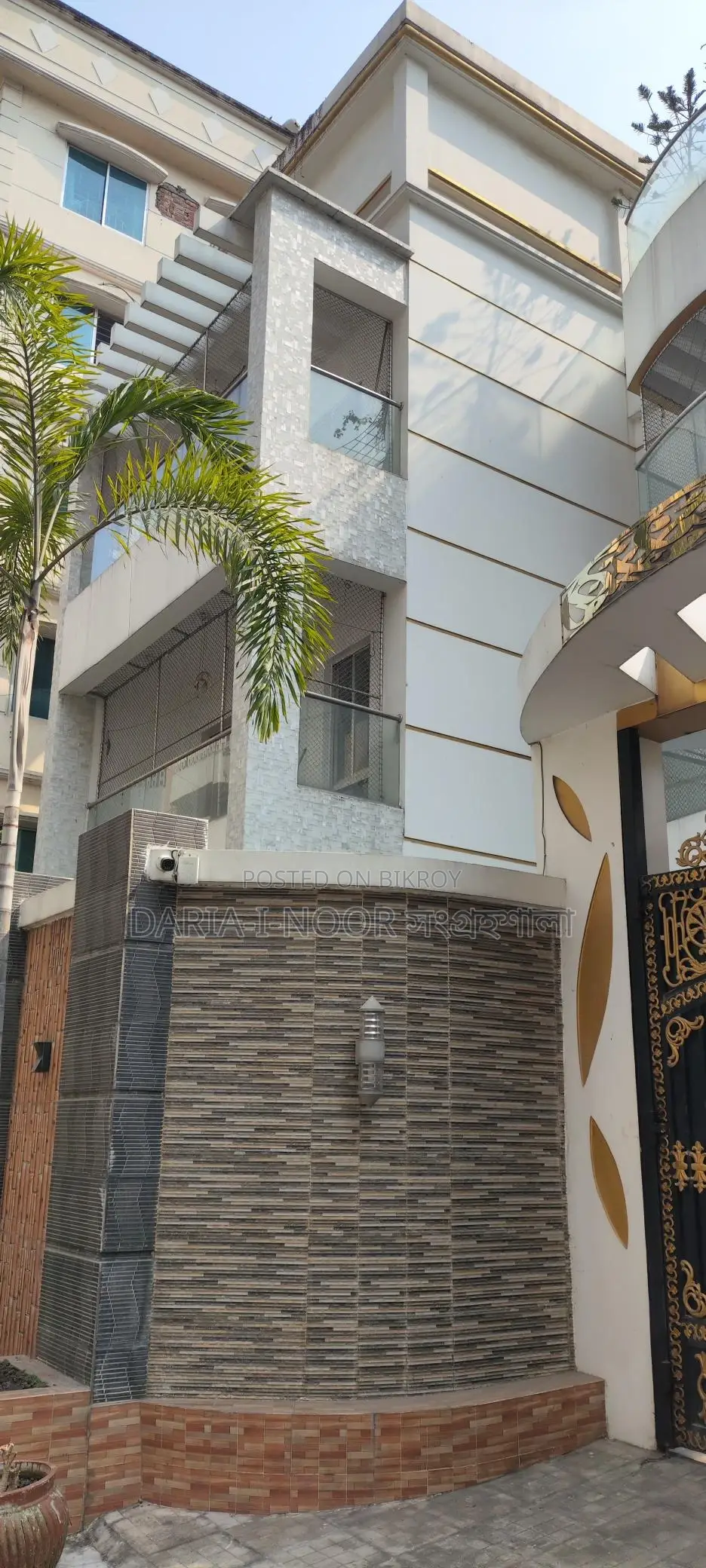 বসুন্ধরা G ব্লকে পাচঁ কাঠা জমিতে Swimming Pool সহ Triplex বিক্রি