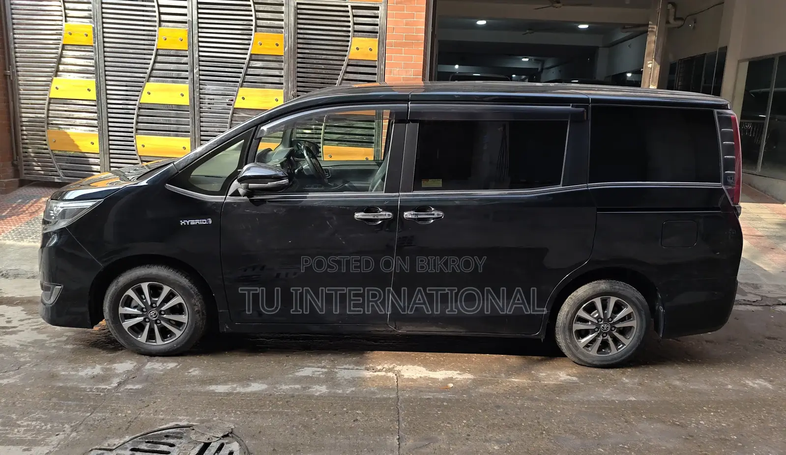Toyota Esquire GI PREMIUM HYV PUSH 2020