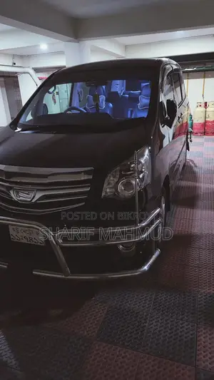 Toyota Noah . 2011