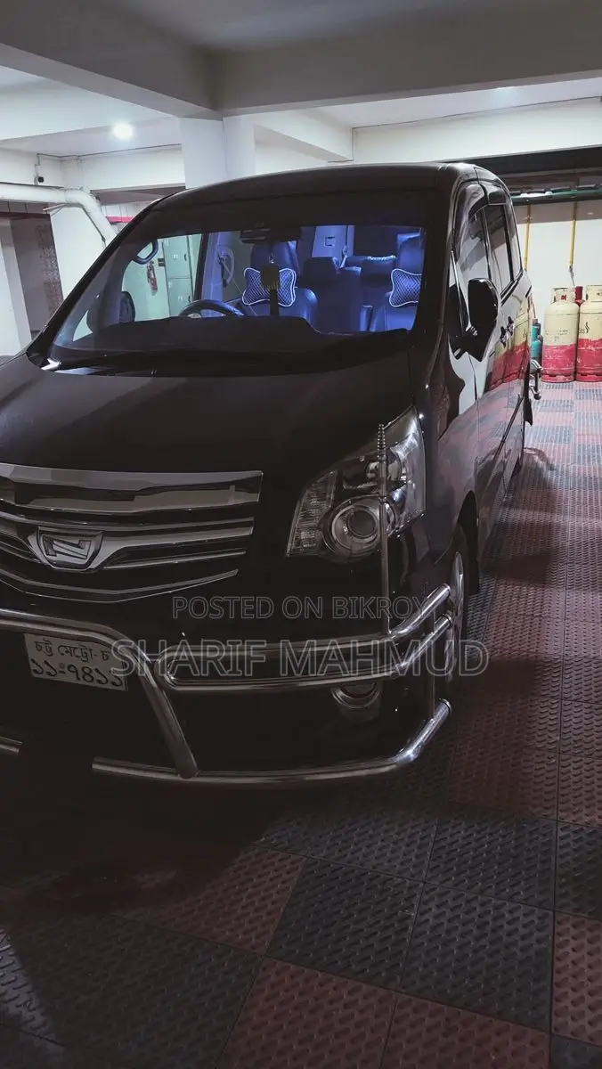 Toyota Noah . 2011