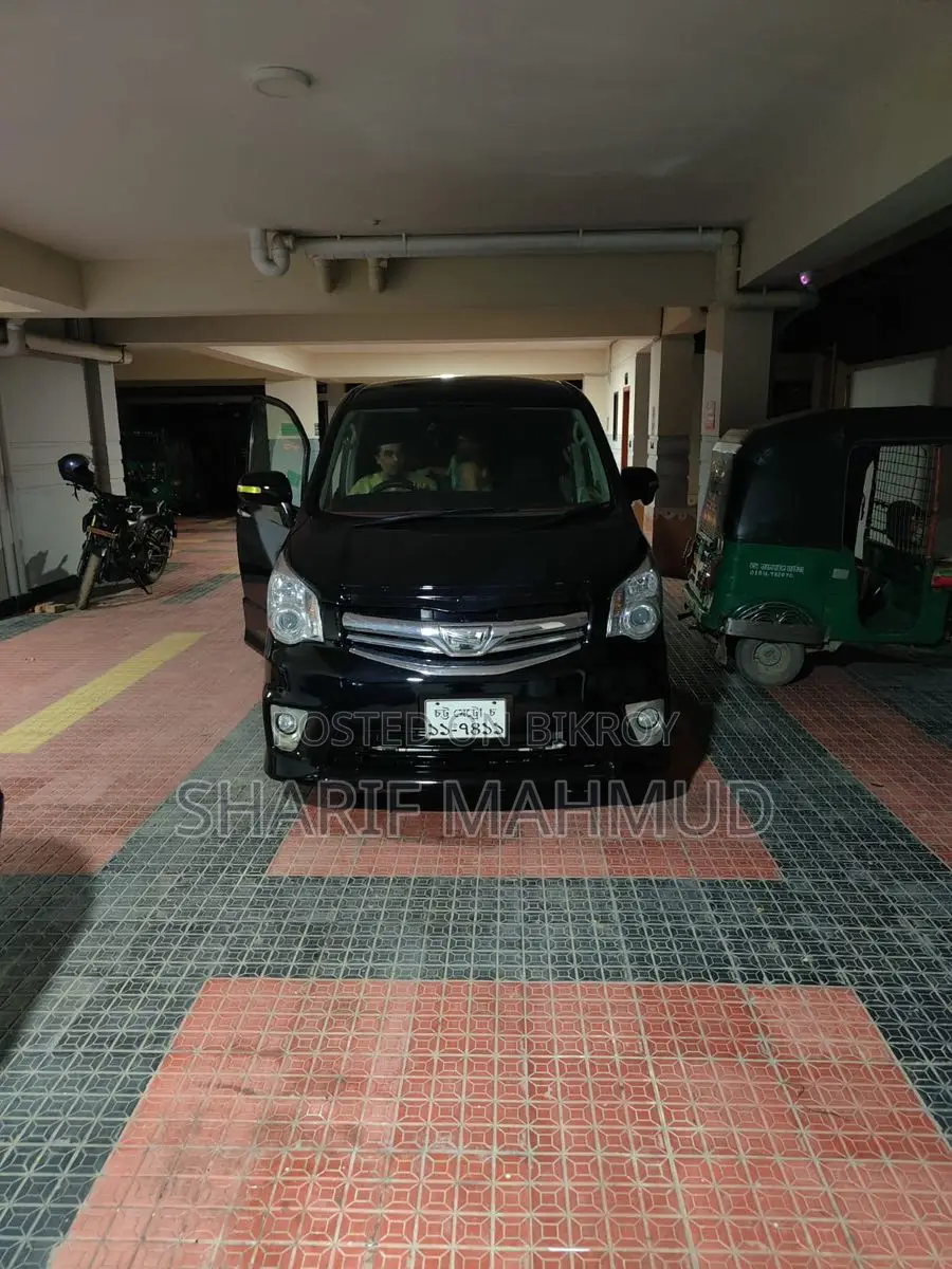Toyota Noah . 2011