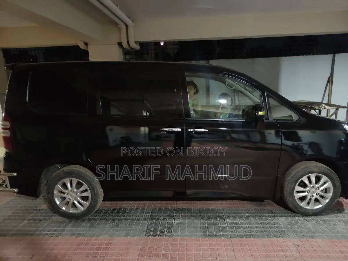 Toyota Noah . 2011