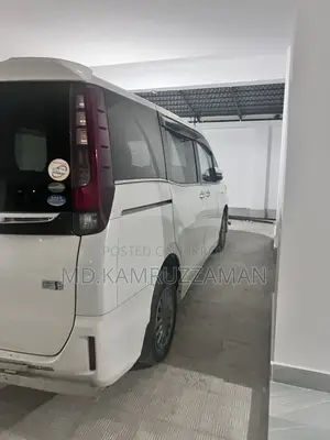 Toyota Esquire 2014
