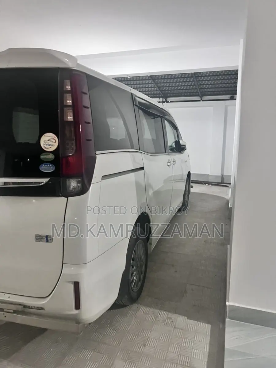 Toyota Esquire 2014