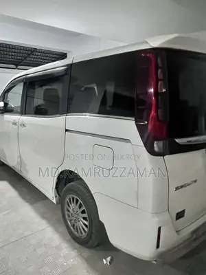 Toyota Esquire 2014