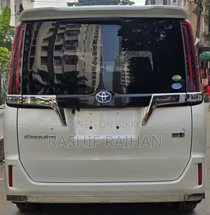 Toyota Esquire Hybrid 2018