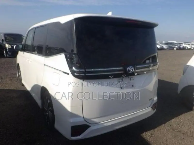 Toyota Voxy SZ Hybrid Pearl 2022