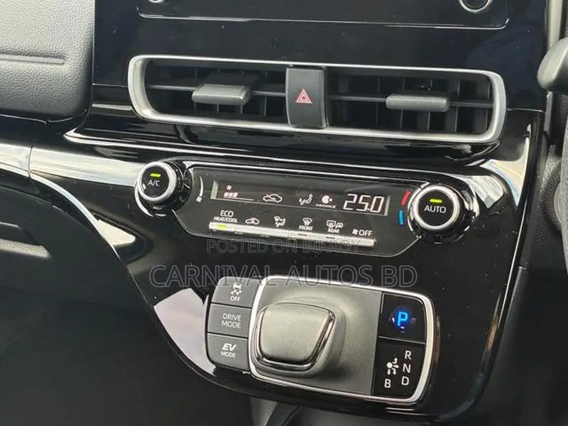 Toyota Aqua X নেভি কালার ২০২১