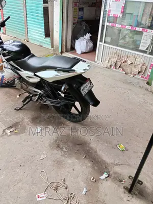 Bajaj Pulsar 150 . 2005