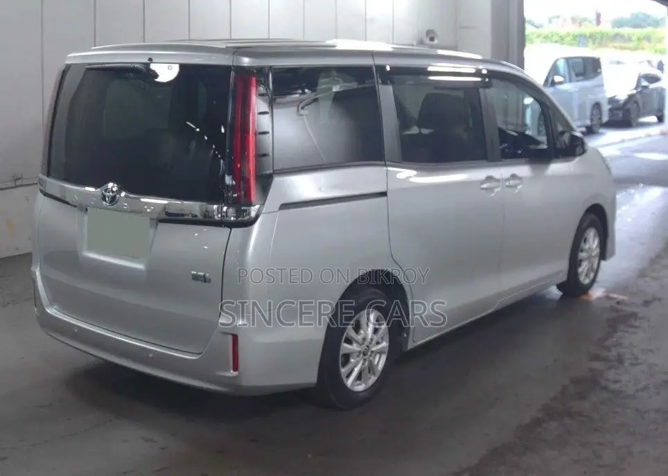 Toyota Noah X HYB 4PT 2DR PWR 2021
