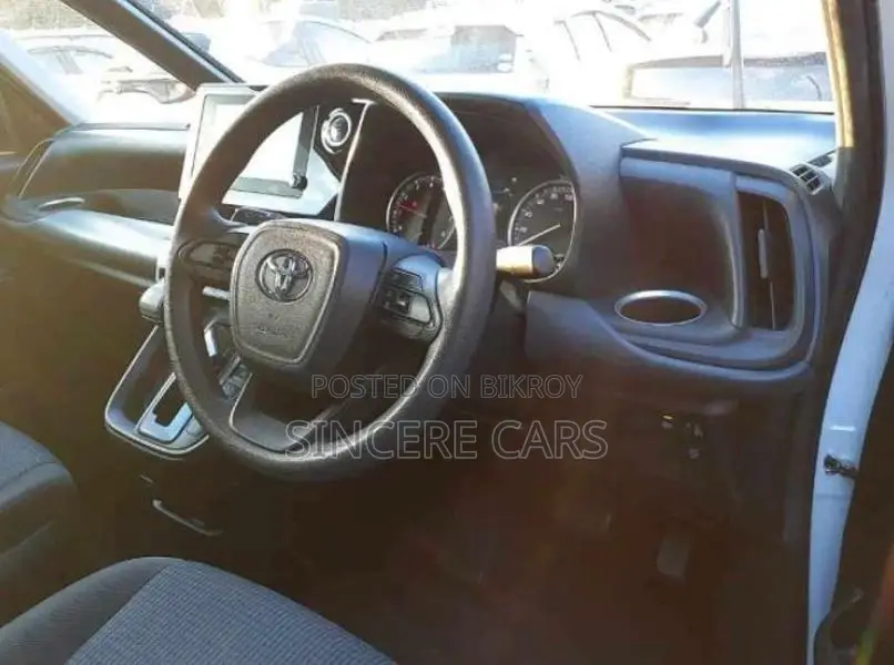 Toyota Noah X NON HYB 4 POINT 2022
