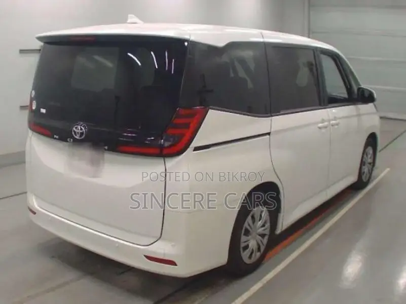Toyota Noah X NON HYB 4 POINT 2022