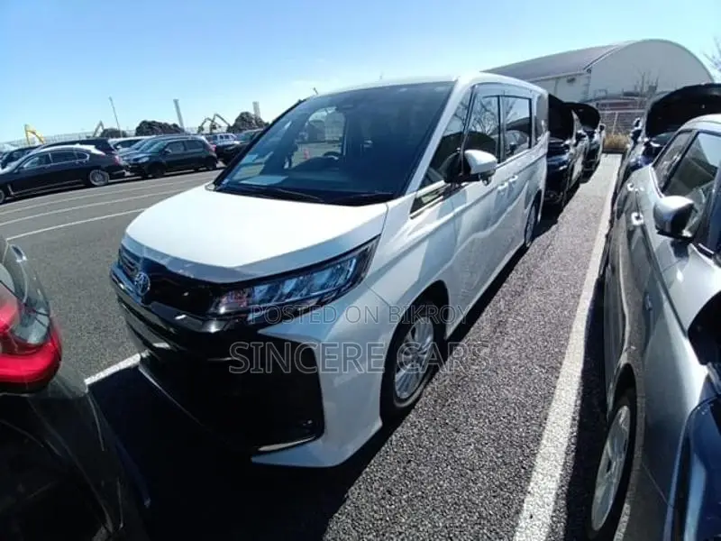 Toyota Noah SG HYB 30000 KM 2022