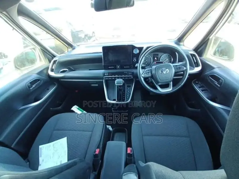 Toyota Noah SG HYB 30000 KM 2022