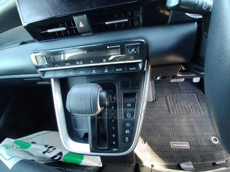 Toyota Noah SG HYB 30000 KM 2022