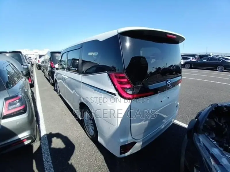 Toyota Noah SG HYB 30000 KM 2022