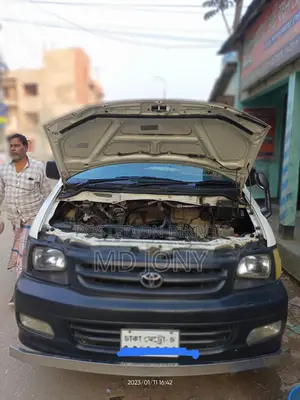 Toyota Noah 2005