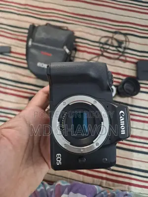 Canon M50 মিররলেস সাথে ৫০ মিমি প্রাইম লেন্স এবং এডাপ্টার